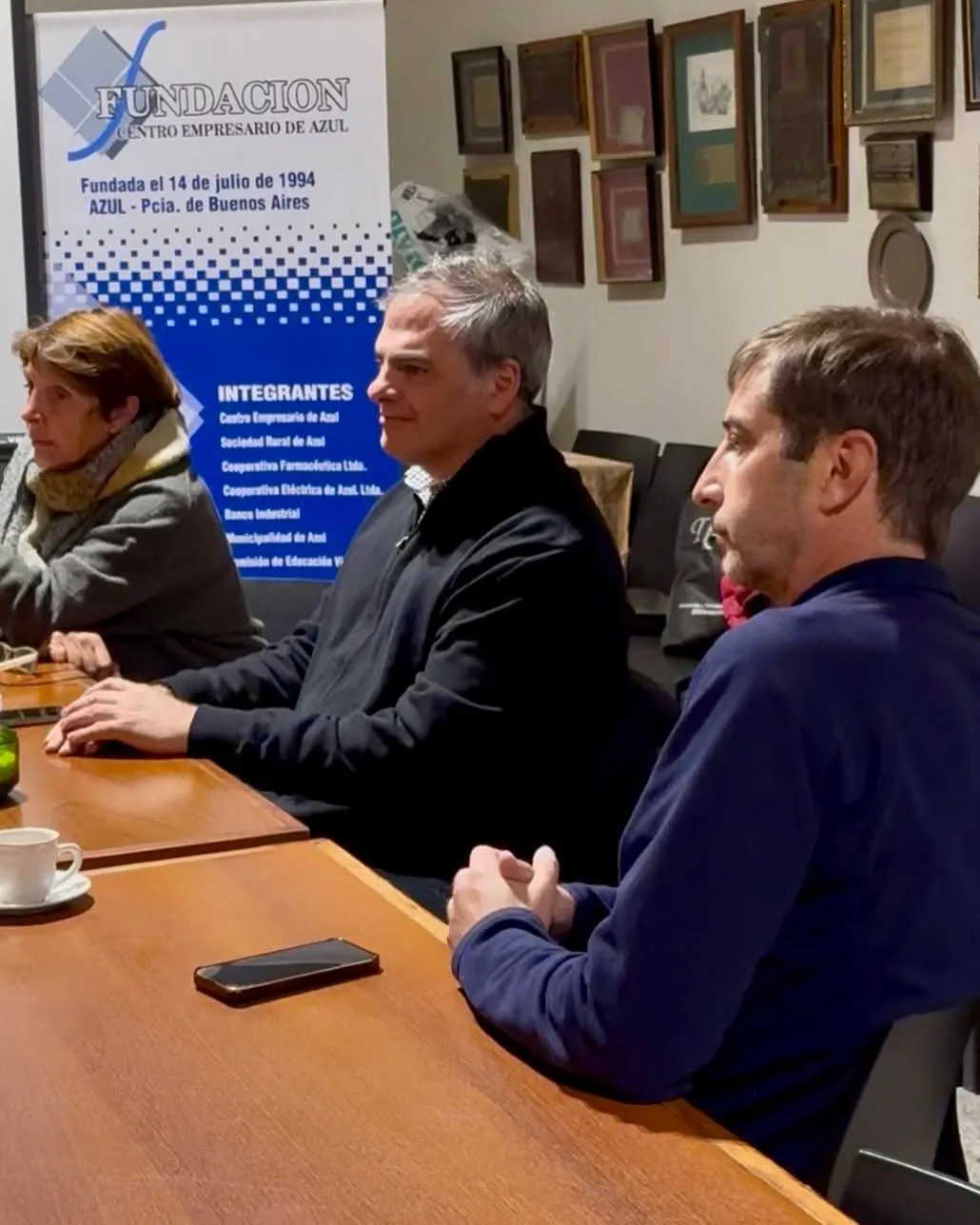 Banner institucional de la Fundación Centro Empresario de Azul durante una reunión